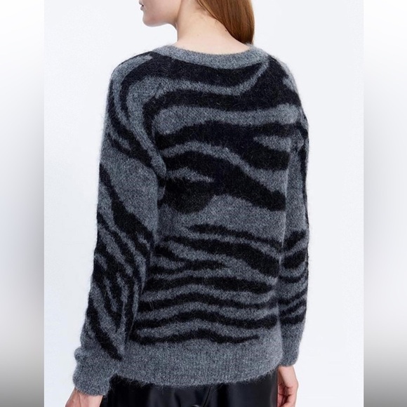 GERARD DAREL
Grey Zebra Print Sweater Size 2 - Picture 3 of 10